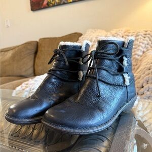 UGG BLACK CASPIA LACE UP LEATHER BOOTIE
